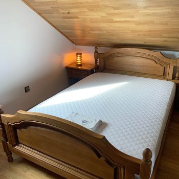 łózko dwu osobowe w domku na wynajem